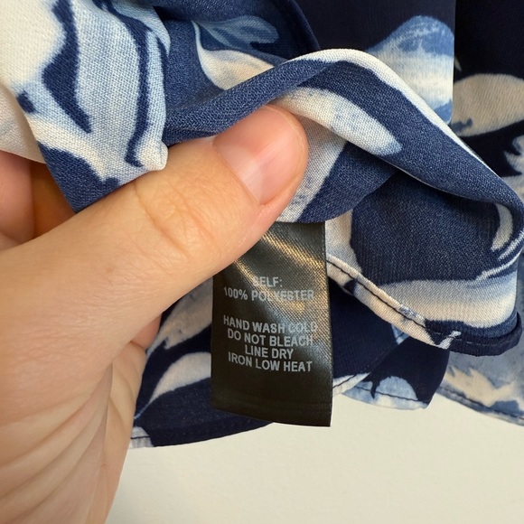 2/$30 Lulu's - Navy White Floral Crop Tank Top Size M - Picture 9 of 9